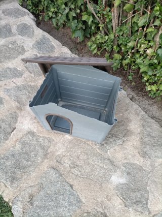 Caseta para gatos o perro pequeño marrón y gris