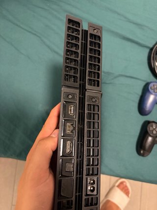 PS4 (PlayStation 4) Negra + 2 Controles