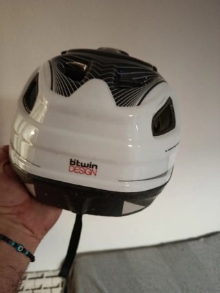 Casco de bicicleta blanco y negro