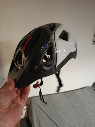 Casco de bicicleta blanco y negro