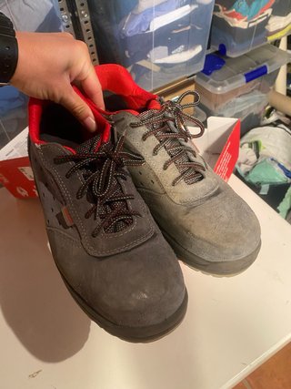 Calzado laboral gris y rojo