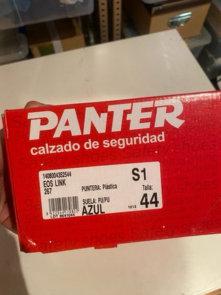 Calzado laboral gris y rojo