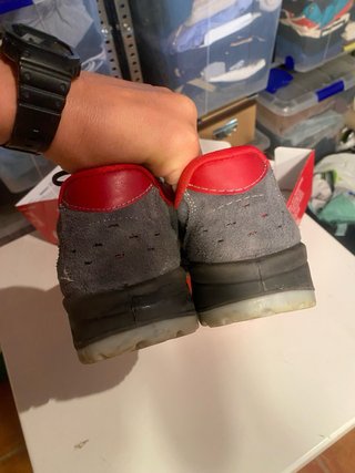 Calzado laboral gris y rojo