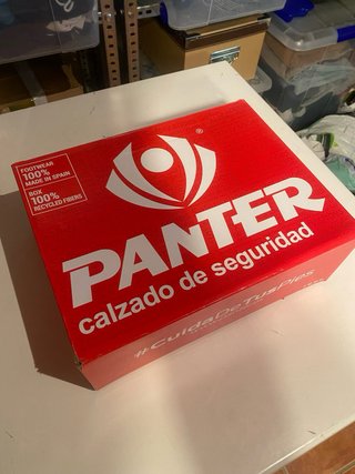 Calzado laboral gris y rojo