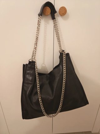 Bolso negro con cadena