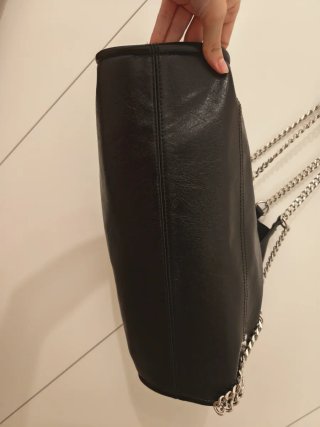 Bolso negro con cadena