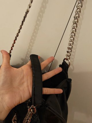 Bolso negro con cadena