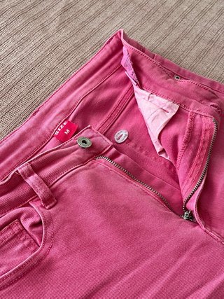 Pantalón vaquero rosa fucsia recto