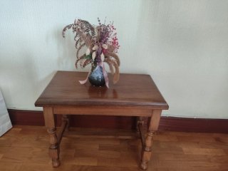 Mesita auxiliar de madera.
