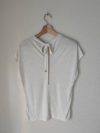 Camiseta blanca con lazo
