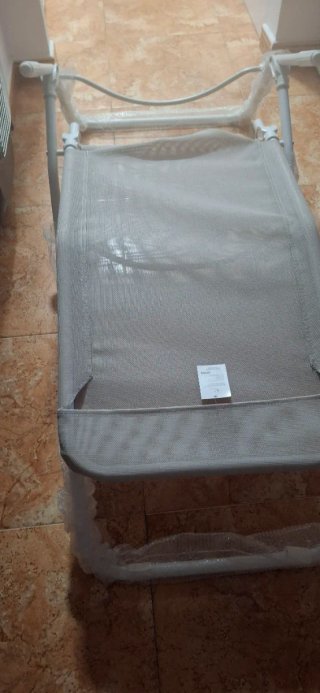 Silla de playa plegable beige y blanca