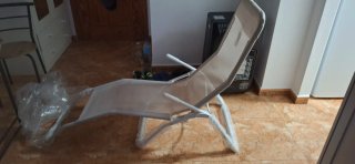 Silla de playa plegable beige y blanca