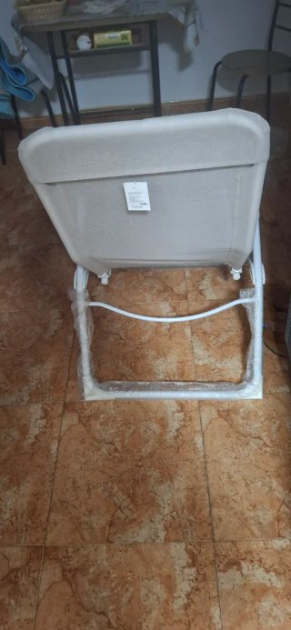 Silla de playa plegable beige y blanca