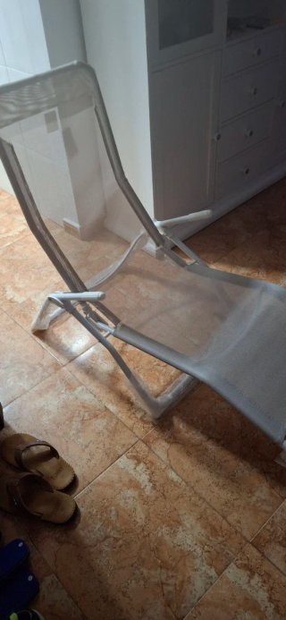Silla de playa plegable beige y blanca