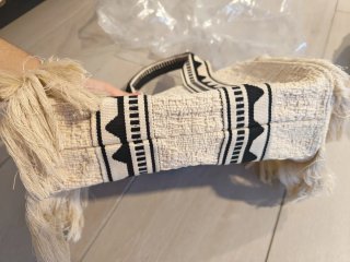 Bolso de tela beige y negro con flecos