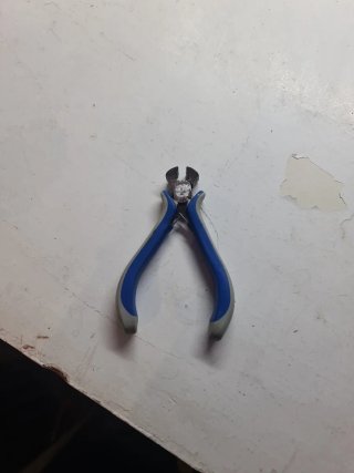 Alicates de corte azul y gris