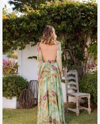 Vestido invitada Carla Ruiz verde estampado