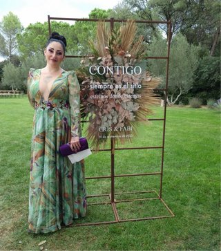 Vestido invitada Carla Ruiz verde estampado