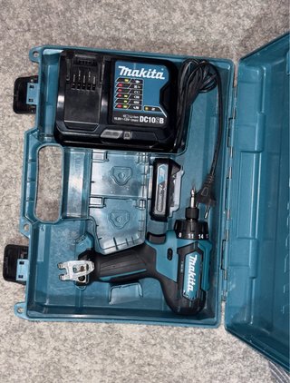 Atornillador Makita con maletín y cargador