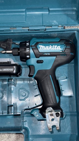 Atornillador Makita con maletín y cargador