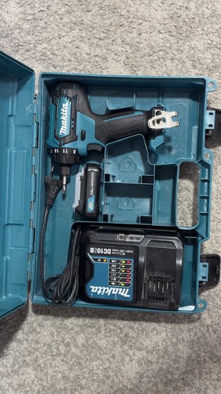 Atornillador Makita con maletín y cargador