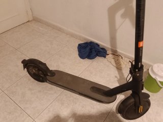 Patinete Xiaomi con cargador nuevo