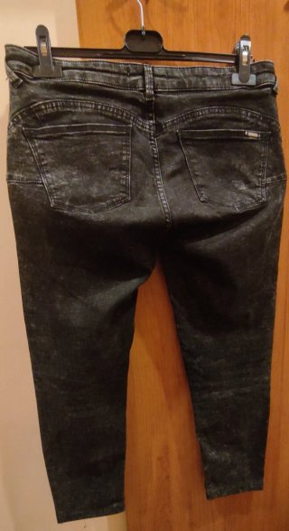 Pantalón vaquero pitillo negro Mango