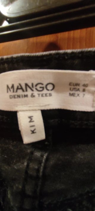 Pantalón vaquero pitillo negro Mango