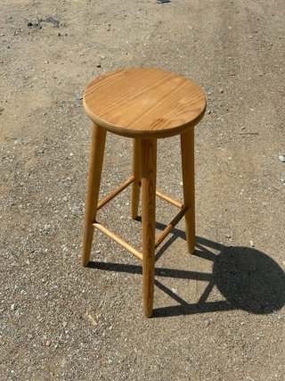 Taburete alto de madera