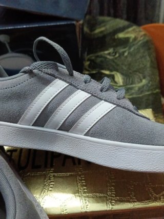 Zapatillas Adidas Grises y Blancas