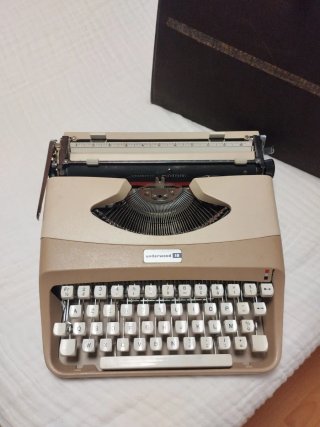 Máquina de escribir Underwood 18 con maletín