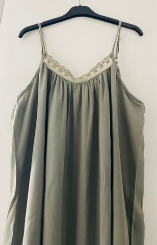 Mono verde tirantes con encaje