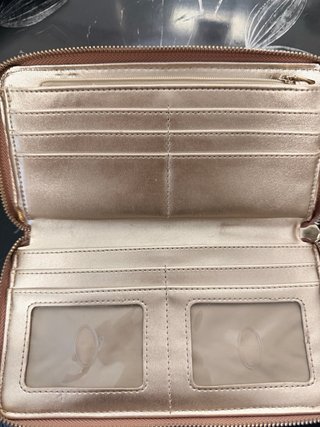 Cartera Guess rosa con logo grabado