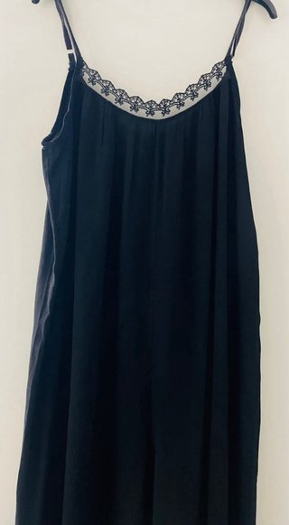 Mono de tirantes negro con encaje