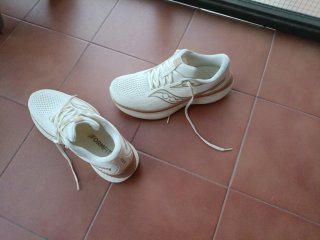 Zapatillas running Saucony beige y doradas