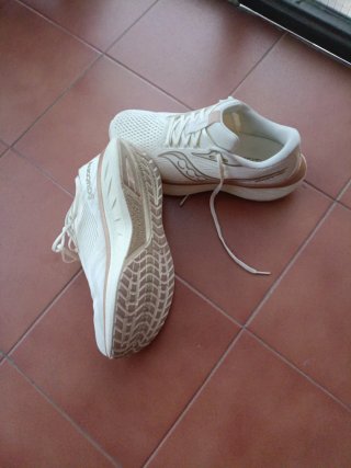 Zapatillas running Saucony beige y doradas