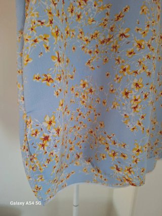 Blusa floral azul con cremallera