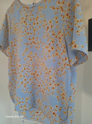 Blusa floral azul con cremallera