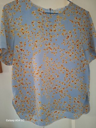 Blusa floral azul con cremallera