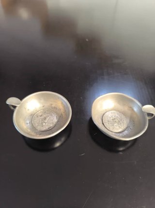 Ceniceros de estaño con moneda