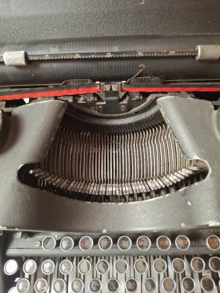 Máquina de escribir Hispano Olivetti M40