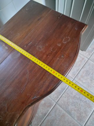 Cómoda antigua serpentina de madera