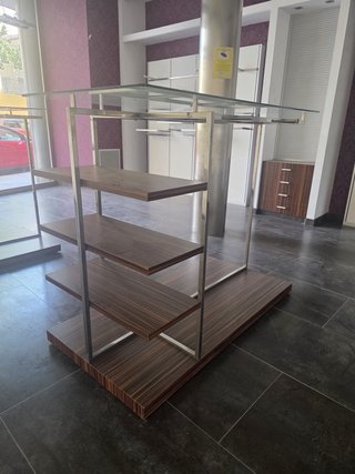 Mobiliario de Tienda con Expositores y Estanterías