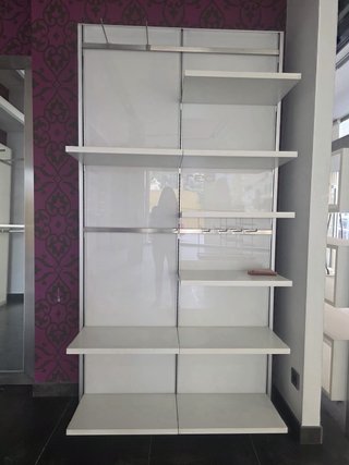 Mobiliario de Tienda con Expositores y Estanterías