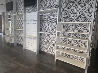Mobiliario de Tienda con Expositores y Estanterías