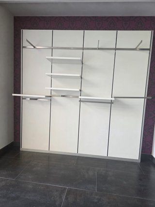 Mobiliario de Tienda con Expositores y Estanterías