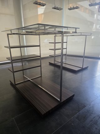Mobiliario de Tienda con Expositores y Estanterías
