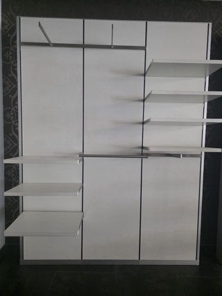 Mobiliario de Tienda con Expositores y Estanterías