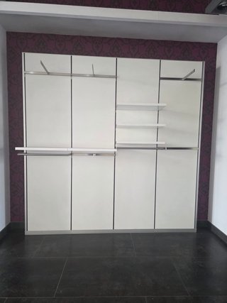 Mobiliario de Tienda con Expositores y Estanterías