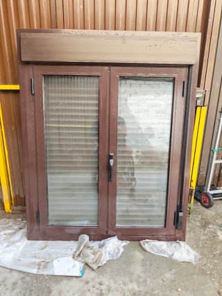 Ventana aluminio marrón con persiana